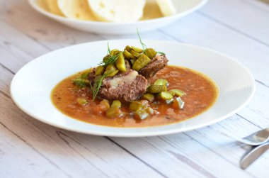 Geleneksel Çek yemekleri, Znojmo soslu biftek, servis edilen yiyeceklerin arka planı.