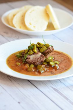 Geleneksel Çek yemekleri, Znojmo soslu biftek, servis edilen yiyeceklerin arka planı.