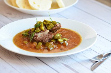 Geleneksel Çek yemekleri, Znojmo soslu biftek, servis edilen yiyeceklerin arka planı.