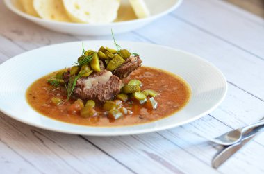 Sığır eti yahnisi, salatalık sosu, ekmek köftesi, geleneksel Çek mutfağı, hafif arka planda servis edilen yiyeceklerin arka planı.