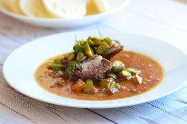 Sığır eti yahnisi, salatalık sosu, ekmek köftesi, geleneksel Çek mutfağı, hafif arka planda servis edilen yiyeceklerin arka planı.