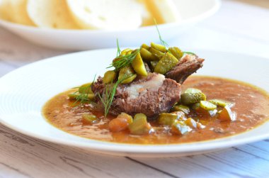 Sığır eti yahnisi, salatalık sosu, ekmek köftesi, geleneksel Çek mutfağı, hafif arka planda servis edilen yiyeceklerin arka planı.