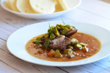 Geleneksel Çek yemekleri, Znojmo soslu biftek, servis edilen yiyeceklerin arka planı.