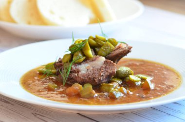 Geleneksel Çek yemekleri, Znojmo soslu biftek, servis edilen yiyeceklerin arka planı.