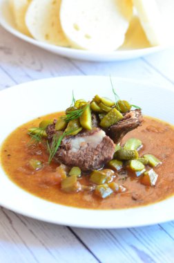 Sığır eti yahnisi, salatalık sosu, ekmek köftesi, geleneksel Çek mutfağı, hafif arka planda servis edilen yiyeceklerin arka planı.