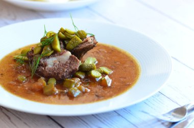 Sığır eti yahnisi, salatalık sosu, ekmek köftesi, geleneksel Çek mutfağı, hafif arka planda servis edilen yiyeceklerin arka planı.