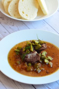 Salatalıklı lezzetli biftek güveci.