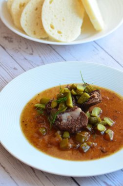 Salatalıklı lezzetli biftek güveci.