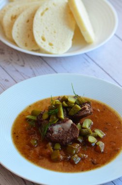 Salatalıklı lezzetli biftek güveci.