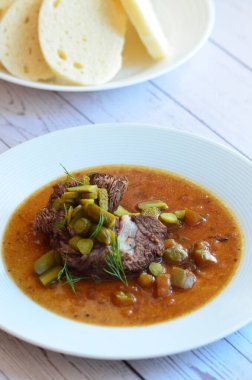 Salatalıklı lezzetli biftek güveci.