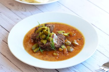 Salatalıklı lezzetli biftek güveci.