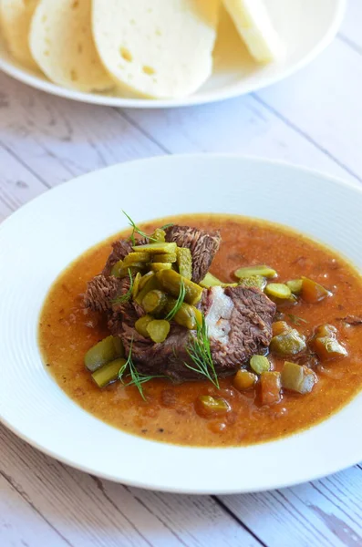 Salatalıklı lezzetli biftek güveci.