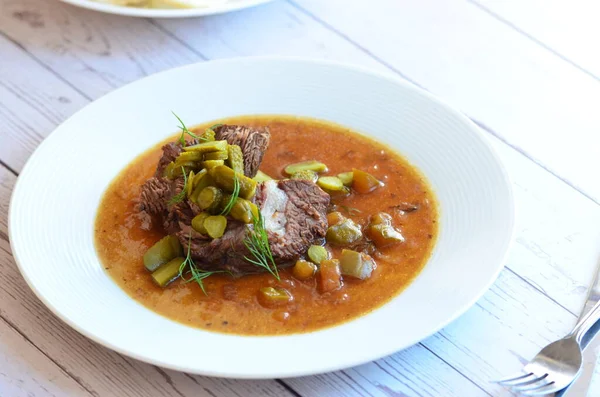 Salatalıklı lezzetli biftek güveci.