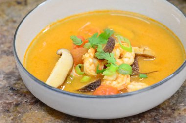 Tavuk çorbası, erişte ve sebze.