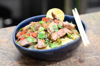 domuz eti ve sebze erişte.