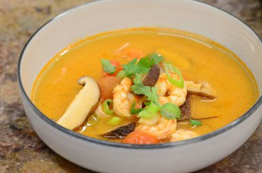 Karides ve sebzeli Tayland çorbası..