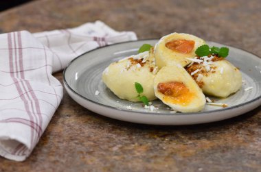 Meyveli süzme peynirli hamur tatlısı, geleneksel Çek mutfağı, tatlı yiyecekler