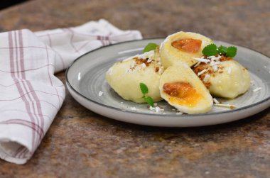 Meyveli süzme peynirli hamur tatlısı, geleneksel Çek mutfağı, tatlı yiyecekler