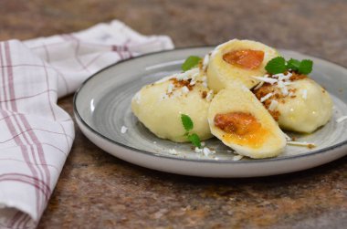 Meyveli süzme peynirli hamur tatlısı, geleneksel Çek mutfağı, tatlı yiyecekler