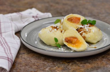 Meyveli süzme peynirli hamur tatlısı, geleneksel Çek mutfağı, tatlı yiyecekler