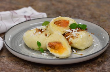Meyveli süzme peynirli hamur tatlısı, geleneksel Çek mutfağı, tatlı yiyecekler