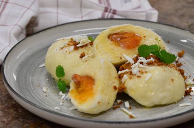 Meyveli süzme peynirli hamur tatlısı, geleneksel Çek mutfağı, tatlı yiyecekler