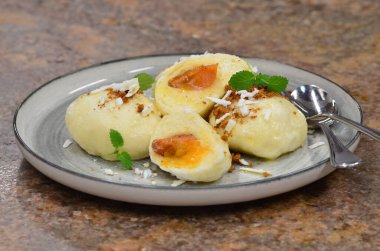 Meyveli süzme peynirli hamur tatlısı, geleneksel Çek mutfağı, tatlı yiyecekler