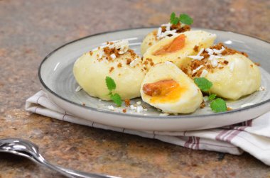 Meyveli süzme peynirli hamur tatlısı, geleneksel Çek mutfağı, tatlı yiyecekler