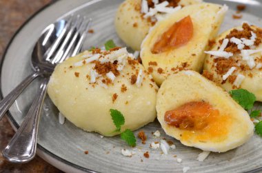 Meyveli süzme peynirli hamur tatlısı, geleneksel Çek mutfağı, tatlı yiyecekler