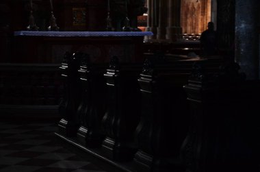 Siyah beyaz kareli zemini olan bir kilise.