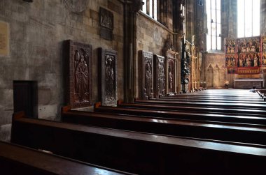 Kilise sıraları ve geniş pencereli.