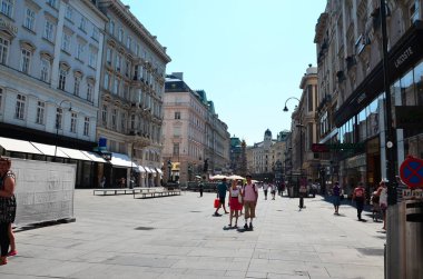 Bir grup insan sokakta yürüyor.