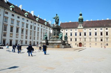 Bir grup insan avluda dolaşıyor.