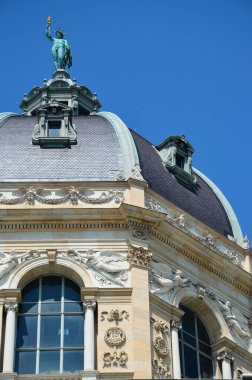 Üstünde heykel olan bir bina.