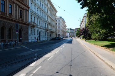 Raylarda tren olan bir cadde.