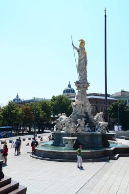 Meydanda elinde kılıç tutan bir kadın heykeli.