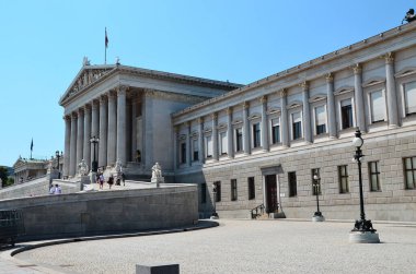 Önünde saat olan bir bina.