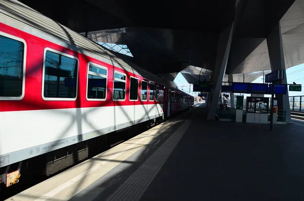 Tren istasyonunda kırmızı beyaz trenli bir tren.