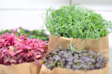 Masadaki kese kağıdında çeşitli sebzeler.