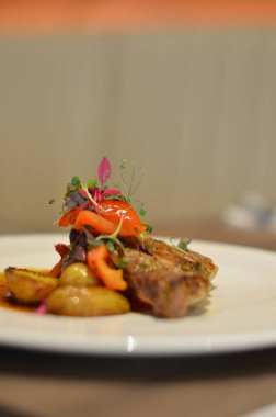 Sebze ve etli bir tabak yemek.