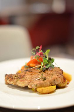 Tepesinde garnitür olan bir tabak yemek.