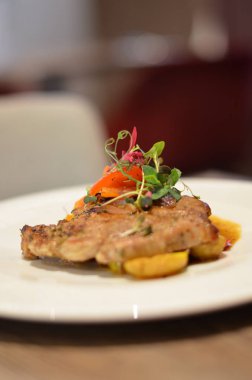 Tepesinde garnitür olan bir tabak yemek.