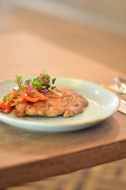 Masada çatallı bir tabak yemek.