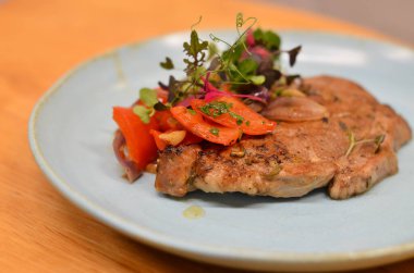 Et ve sebzeli bir tabak yemek.