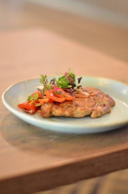 Masada bir tabak yemek.