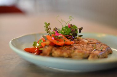 Tabaktaki taze sebzeleri kapatın.