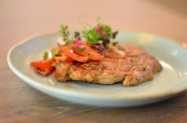 Et ve sebzeli bir tabak yemek.