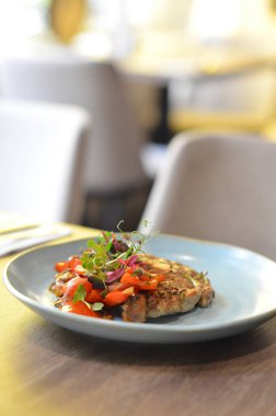 Masada çatallı bir tabak yemek.