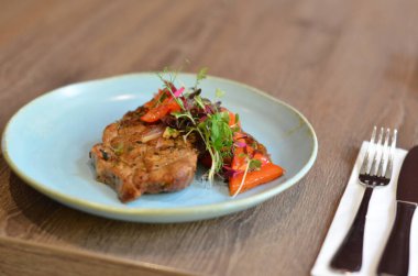 Çatal ve bıçakla bir tabak yemek.