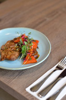 Bir restoranda yüksek açılı portakal ve beyaz salata.